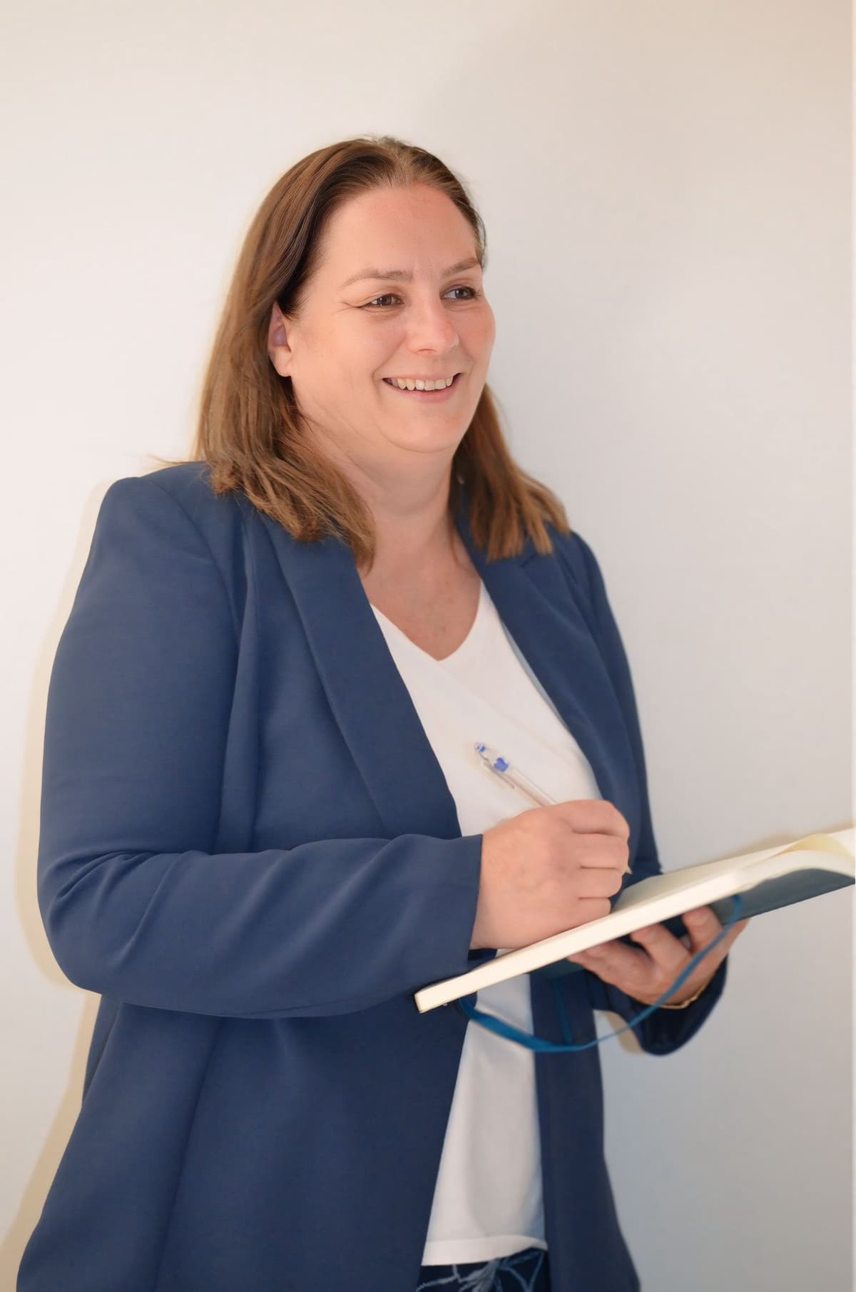 Collaboratrice avec un coffret O'Méa